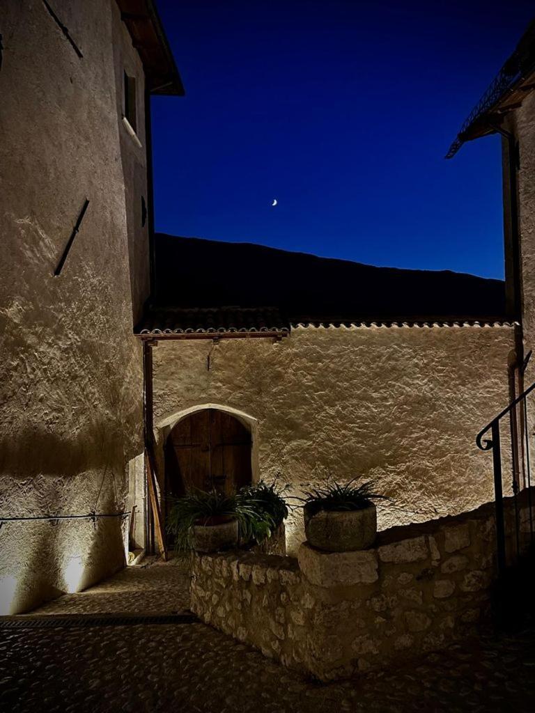 Palazzo Pirro Dimora Storica Bed and Breakfast Acciano Exteriör bild