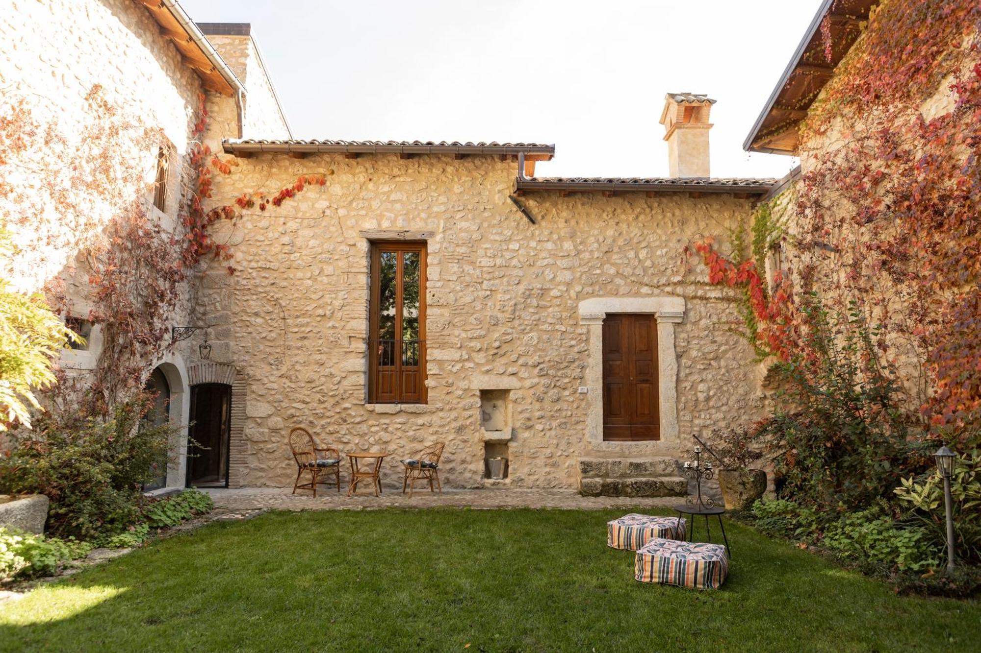 Palazzo Pirro Dimora Storica Bed and Breakfast Acciano Exteriör bild