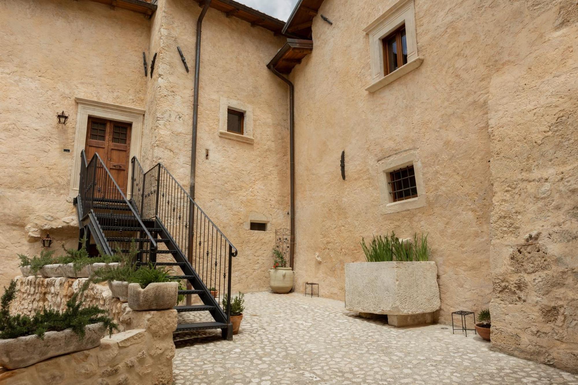 Palazzo Pirro Dimora Storica Bed and Breakfast Acciano Exteriör bild